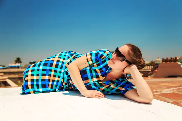 Chica turista en el Gran Templo en Trichy . —  Fotos de Stock