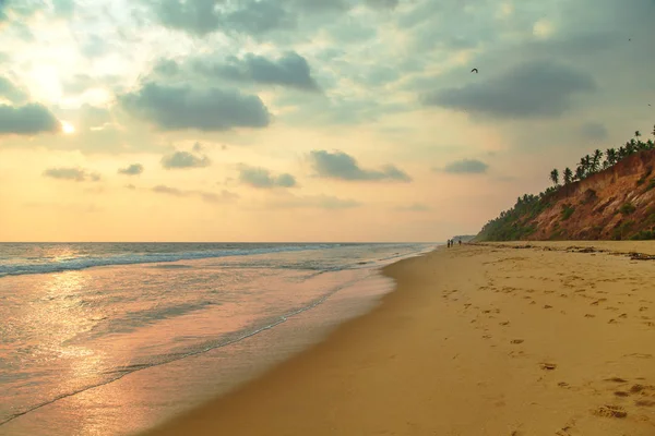 Wunderschöner Sonnenuntergang an der indischen Meeresküste. — Stockfoto