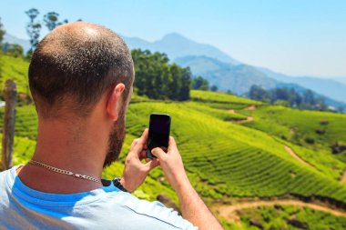 Adam dağ manzarası inceler.