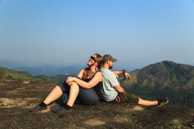 Dağın tepesinde gün batımını izlemek turist.