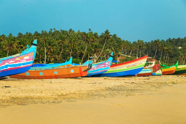Barcos multicolores en un pueblo de pescadores . — Foto de Stock