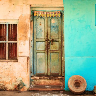 Geleneksel evin parlak cephe.