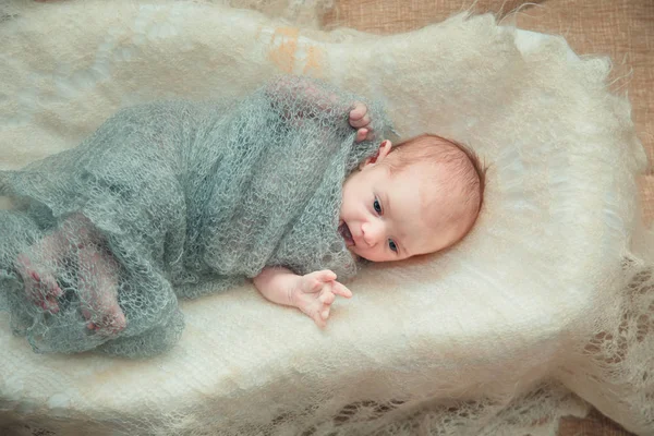 Nyfödda barnet ligger i en krubba. — Stockfoto