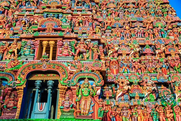 Coloridas paredes talladas del templo indio . — Foto de Stock