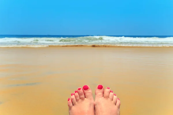 Piernas de mujer en la playa. — Foto de Stock