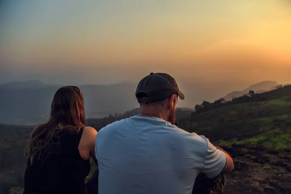 Turistas assistindo o pôr do sol no topo da montanha . — Fotografia de Stock