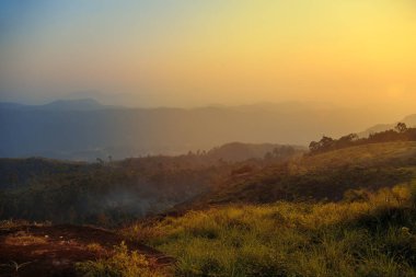 Dağlarda güzel bir gün batımı.
