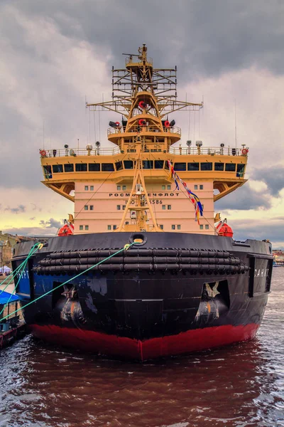 Festival av isbrytare på floden Neva. — Stockfoto