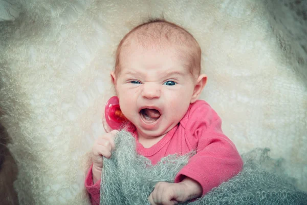 Pasgeboren baby ligt in een wieg. — Stockfoto