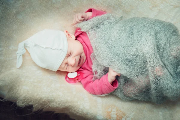 Bebê recém-nascido está em um berço. — Fotografia de Stock