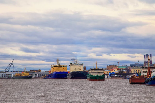 Festival des brise-glaces sur la rivière Neva . — Photo