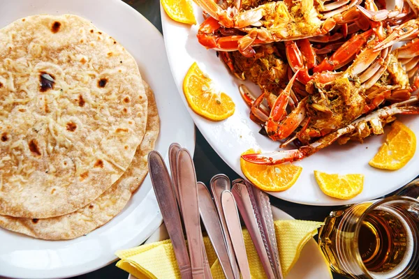 Deliciosos cangrejos cocidos en un plato . — Foto de Stock