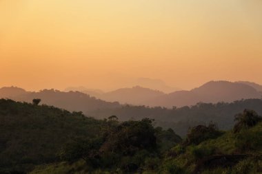 Dağlarda güzel bir gün batımı.