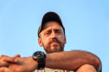 Bir yiğit sakallı adam portresi.