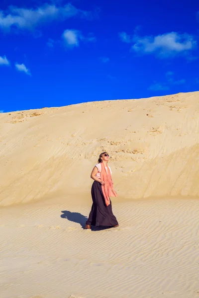 Hermosa rubia con un paño rosa en el desierto . — Foto de Stock