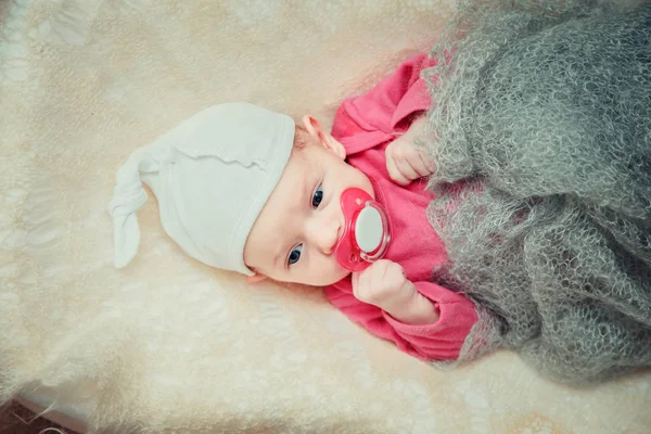 Bebê recém-nascido está em um berço. — Fotografia de Stock