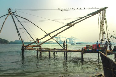 Balıkçıların ağlarına Fort Kochi atma vardır.
