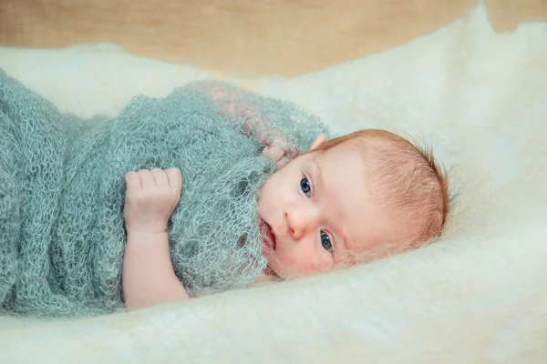 Bebê recém-nascido está em um berço. — Fotografia de Stock