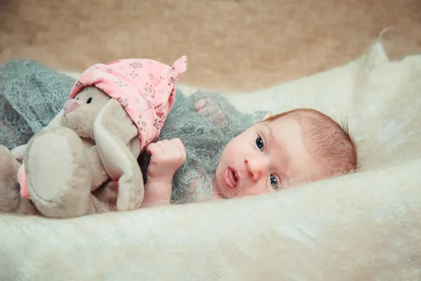 Bebê recém-nascido está em um berço. — Fotografia de Stock