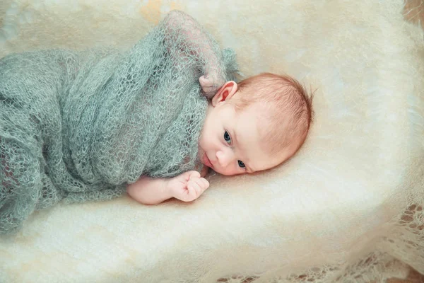 Pasgeboren baby ligt in een wieg. — Stockfoto