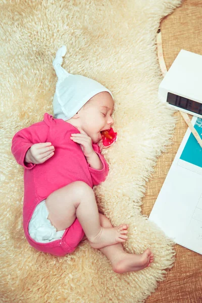 Pasgeboren baby ligt in een wieg. — Stockfoto