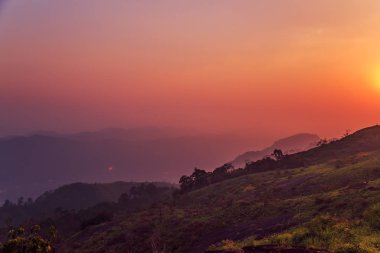 Dağlarda güzel bir gün batımı.