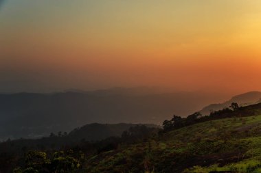 Dağlarda güzel bir gün batımı.