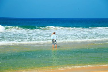 Sahilde oturan adam. 