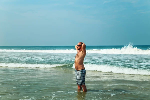 Ο άνθρωπος αναπαύεται στην παραλία. — Φωτογραφία Αρχείου