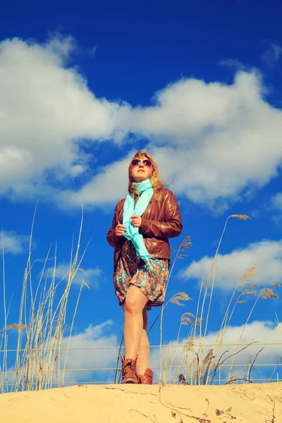 Chica solitaria y hermosa en el desierto . — Foto de Stock