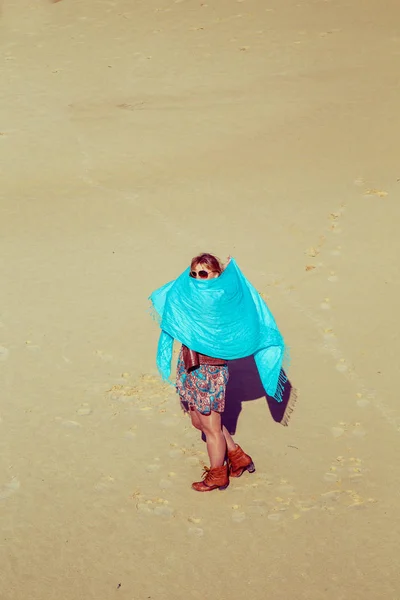 Chica solitaria y hermosa en el desierto . — Foto de Stock