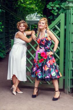 İki kız arkadaşım şehir parkında eğlenceli yaşıyorsanız. 