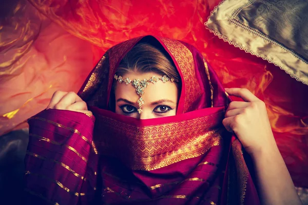 Gadis hamil cantik dengan pakaian tradisional India. . — Stok Foto