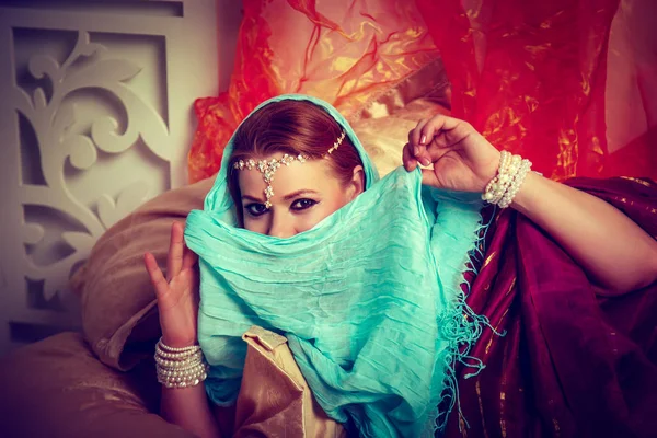 Красива вагітна дівчина в традиційні індійські одягу. — стокове фото