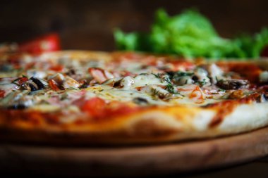 Lezzetli ev yapımı pizza Mozzarella peyniri, mantar, domates ile bir
