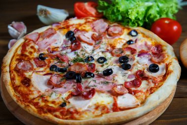 Mozzarella peyniri, salam, zeytin ve rezene ile lezzetli ev yapımı pizza