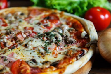 Lezzetli ev yapımı pizza Mozzarella peyniri, mantar, domates ile bir