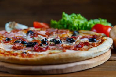 Mozzarella peyniri, salam, zeytin ve rezene ile lezzetli ev yapımı pizza