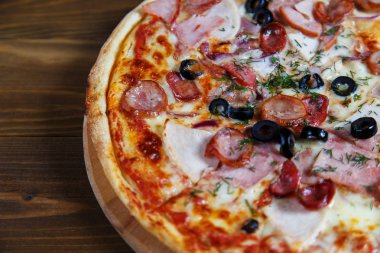 Mozzarella peyniri, salam, zeytin ve rezene ile lezzetli ev yapımı pizza