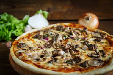 Lezzetli ev yapımı pizza Mozzarella peyniri, mantar, sığır eti ve ch