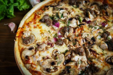 Lezzetli ev yapımı pizza Mozzarella peyniri, mantar, sığır eti ve ch