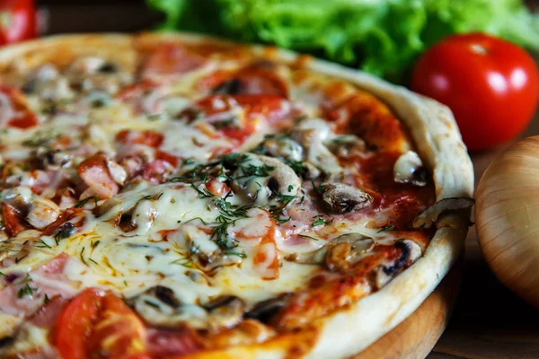 Lezzetli ev yapımı pizza Mozzarella peyniri, mantar, domates ile bir