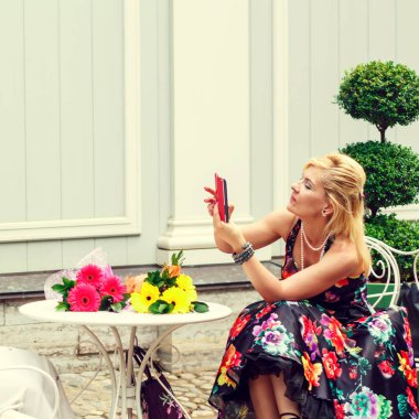 Neşeli çekici kız bir telefon ile.