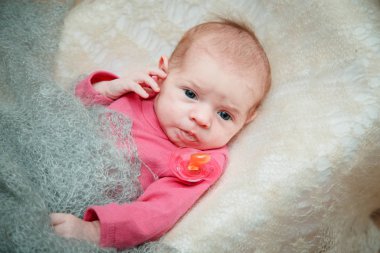 Yeni doğan bebek beşik içinde yatıyor.