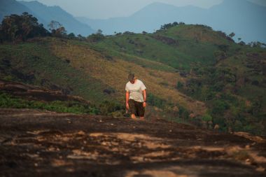 Yürüyüşçü dağın tepesinde..