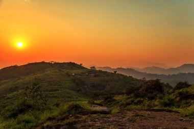 Dağlarda güzel bir gün batımı.