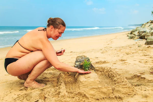 Женщина отдыхает на пляже. — стоковое фото