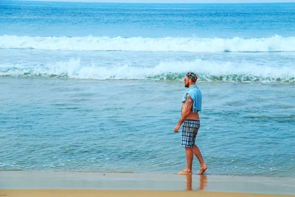 Hombre descansando en la playa . — Foto de Stock