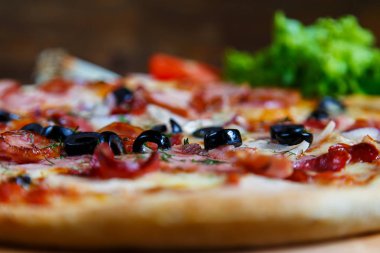 Mozzarella peyniri, salam, zeytin ve rezene ile lezzetli ev yapımı pizza