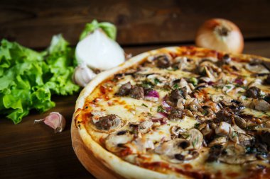 Lezzetli ev yapımı pizza Mozzarella peyniri, mantar, sığır eti ve ch